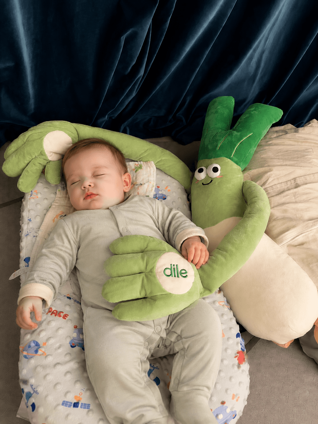 Parent photo: baby asleep in the arms of the Dile Sleep Companion